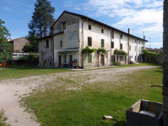 Splendido casale friulano indipendente, da ristrutturare, con corte privata e accessori a Pozzuolo del Friuli frazione
