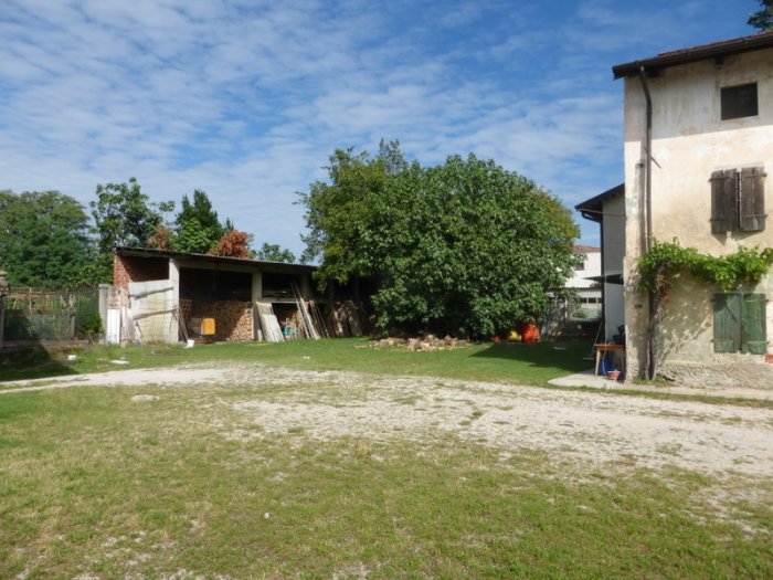 Splendido casale friulano indipendente, da ristrutturare, con corte privata e accessori a Pozzuolo del Friuli frazione